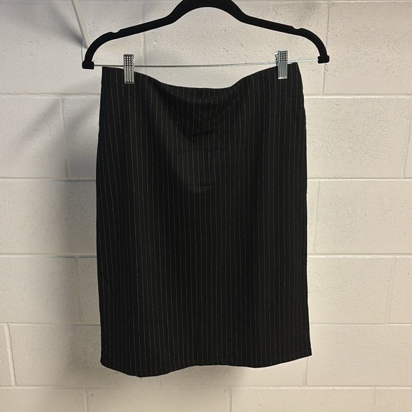 H&M Black Pencil Skirt Knee-Length Work. Size M - Picture 4 of 7